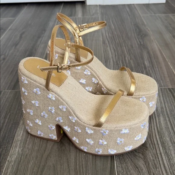 Elegant Gold Platform Sandals - Picture 3 of 9